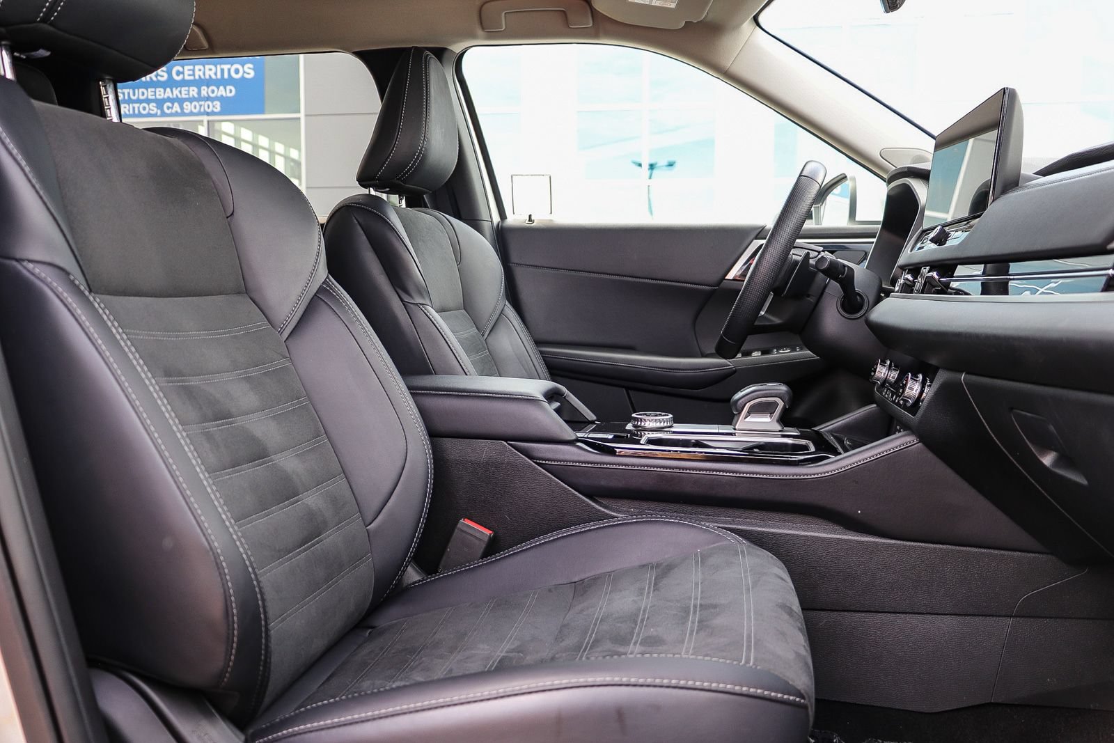 Used 2025 Mitsubishi Outlander SE FWD image 17