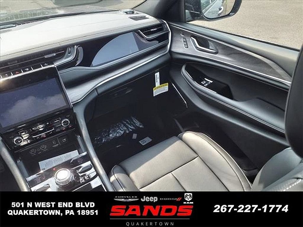 New 2023 Jeep Grand Cherokee Overland w/ Luxury Tech Group IV AWD/4WD image 14