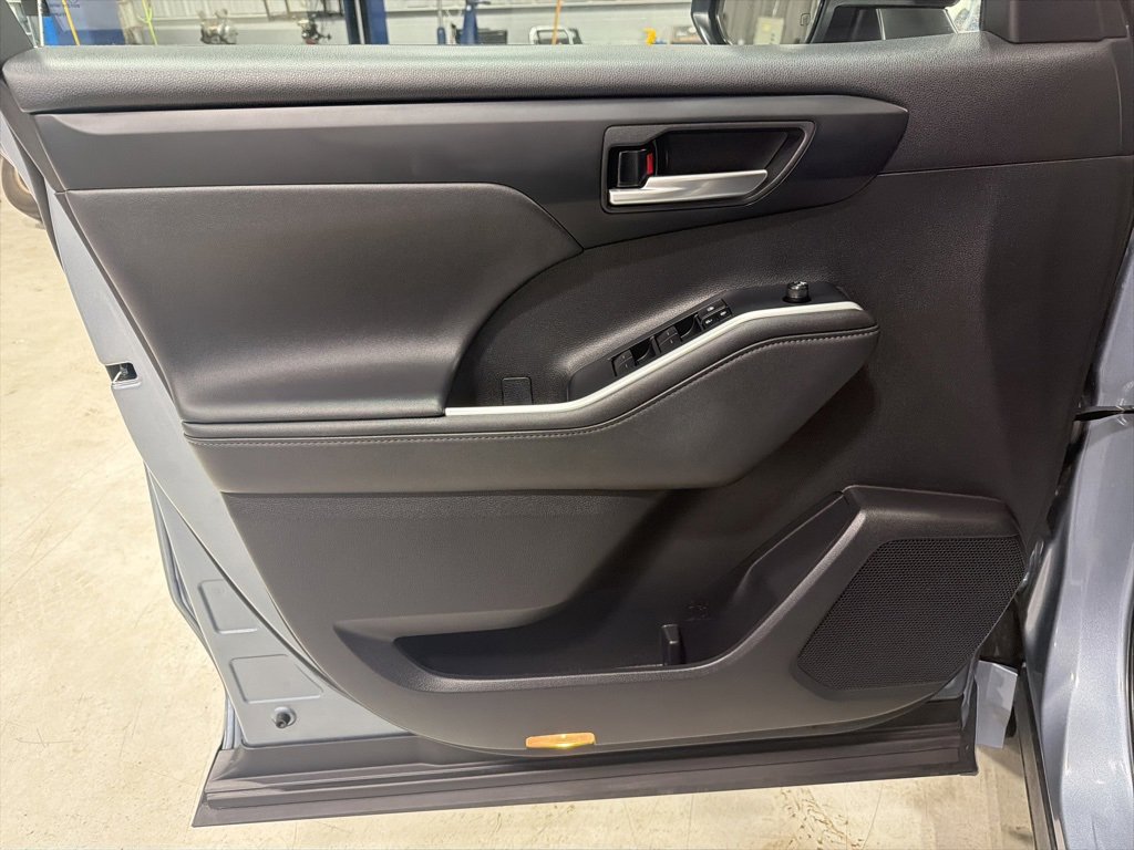 Used 2024 Toyota Highlander XLE image 19