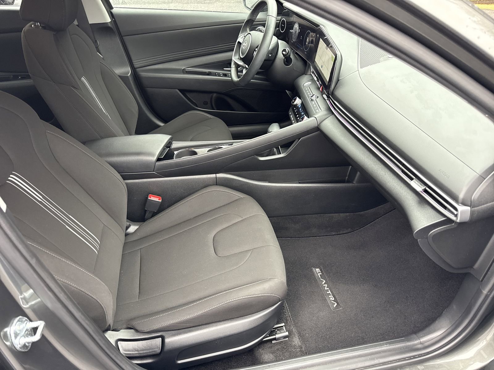 Used 2025 Hyundai Elantra SEL image 31