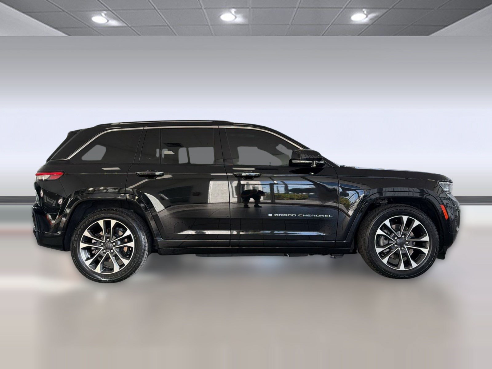 Used 2023 Jeep Grand Cherokee Overland w/ Luxury Tech Group IV AWD/4WD image 8