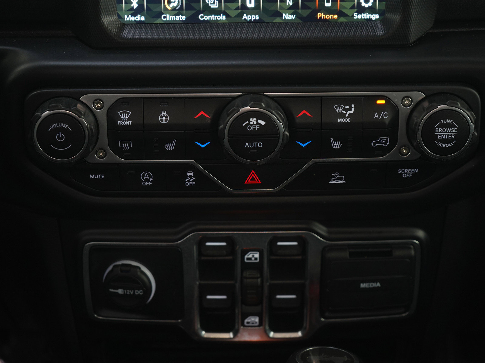 Used 2022 Jeep Wrangler Unlimited Sahara w/ Cold Weather Group AWD/4WD image 18
