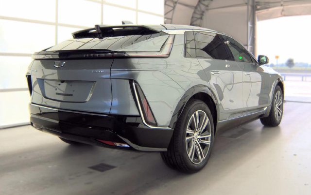 Used 2024 Cadillac Lyriq Luxury AWD/4WD image 4