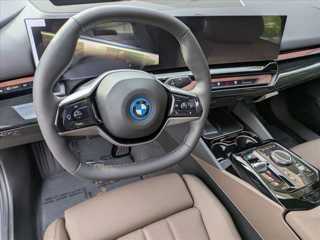 Used 2026 BMW i5 eDrive40 AWD/4WD image 3