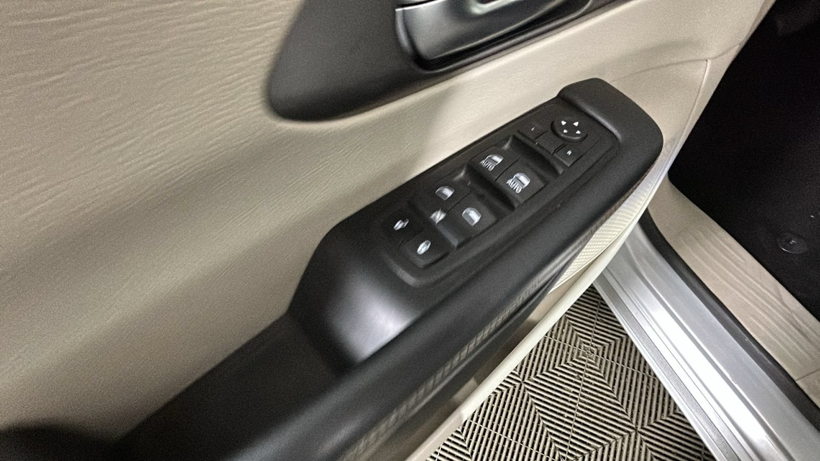 Used 2024 Chrysler Pacifica Touring-L FWD image 12