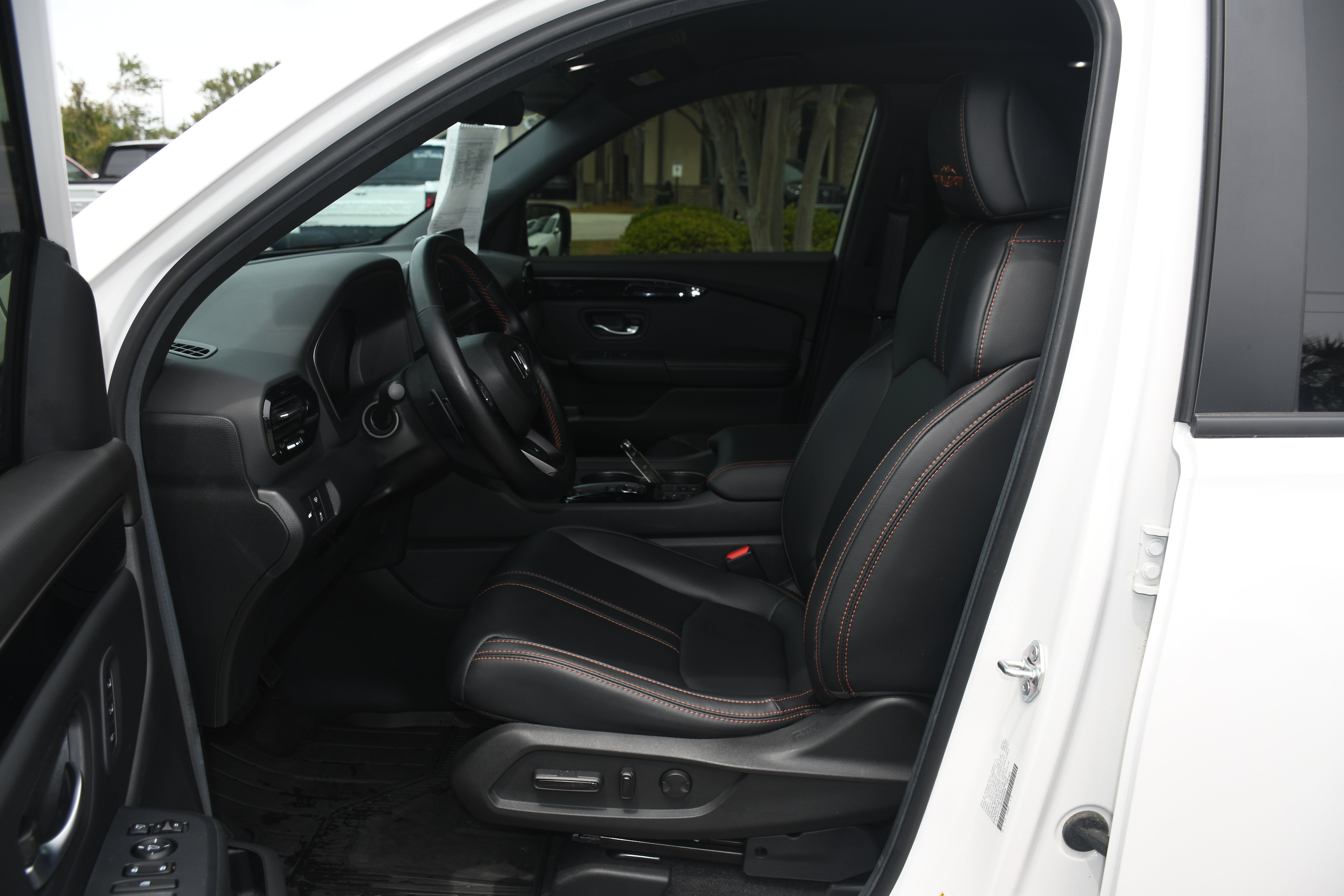Used 2025 Honda Pilot TrailSport image 7
