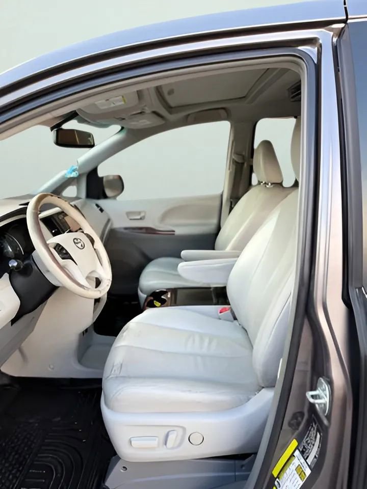 Used 2014 Toyota Sienna XLE image 14