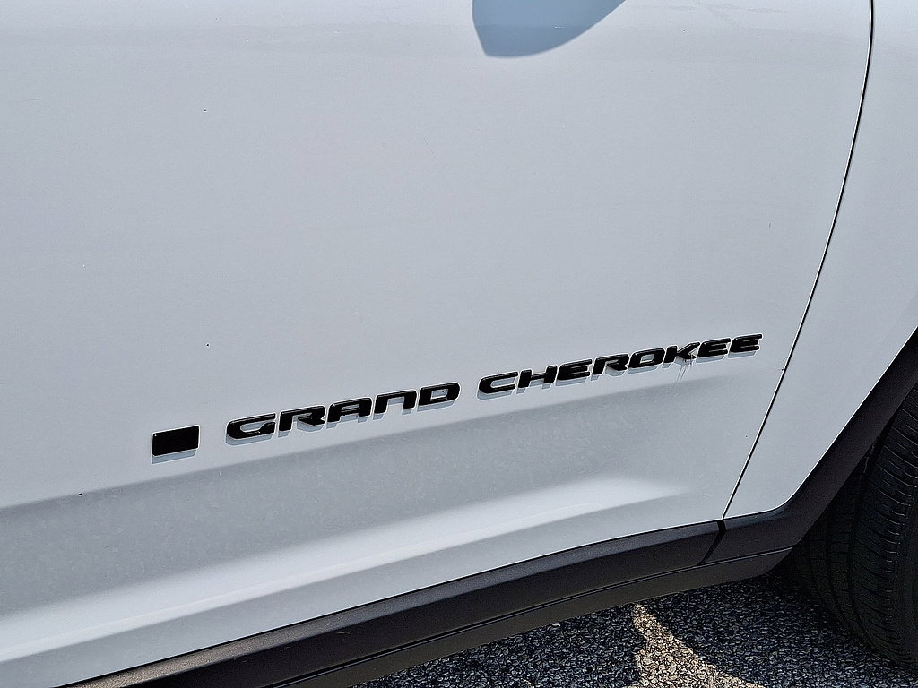 Used 2023 Jeep Grand Cherokee L Altitude AWD/4WD image 24