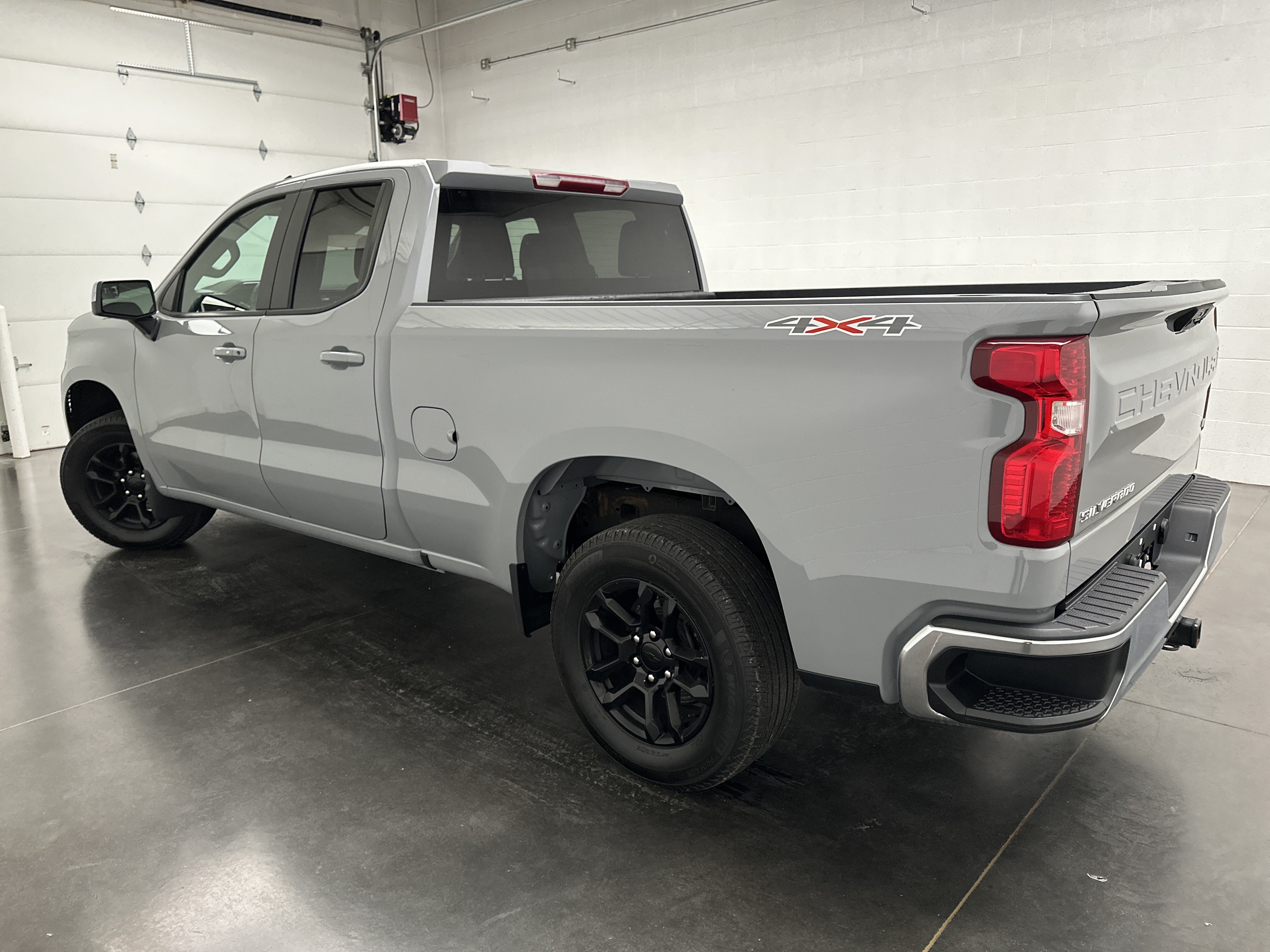 Used 2024 Chevrolet Silverado 1500 LT AWD/4WD image 7