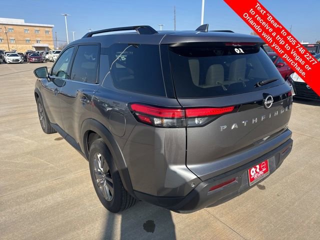 Used 2024 Nissan Pathfinder SV image 3