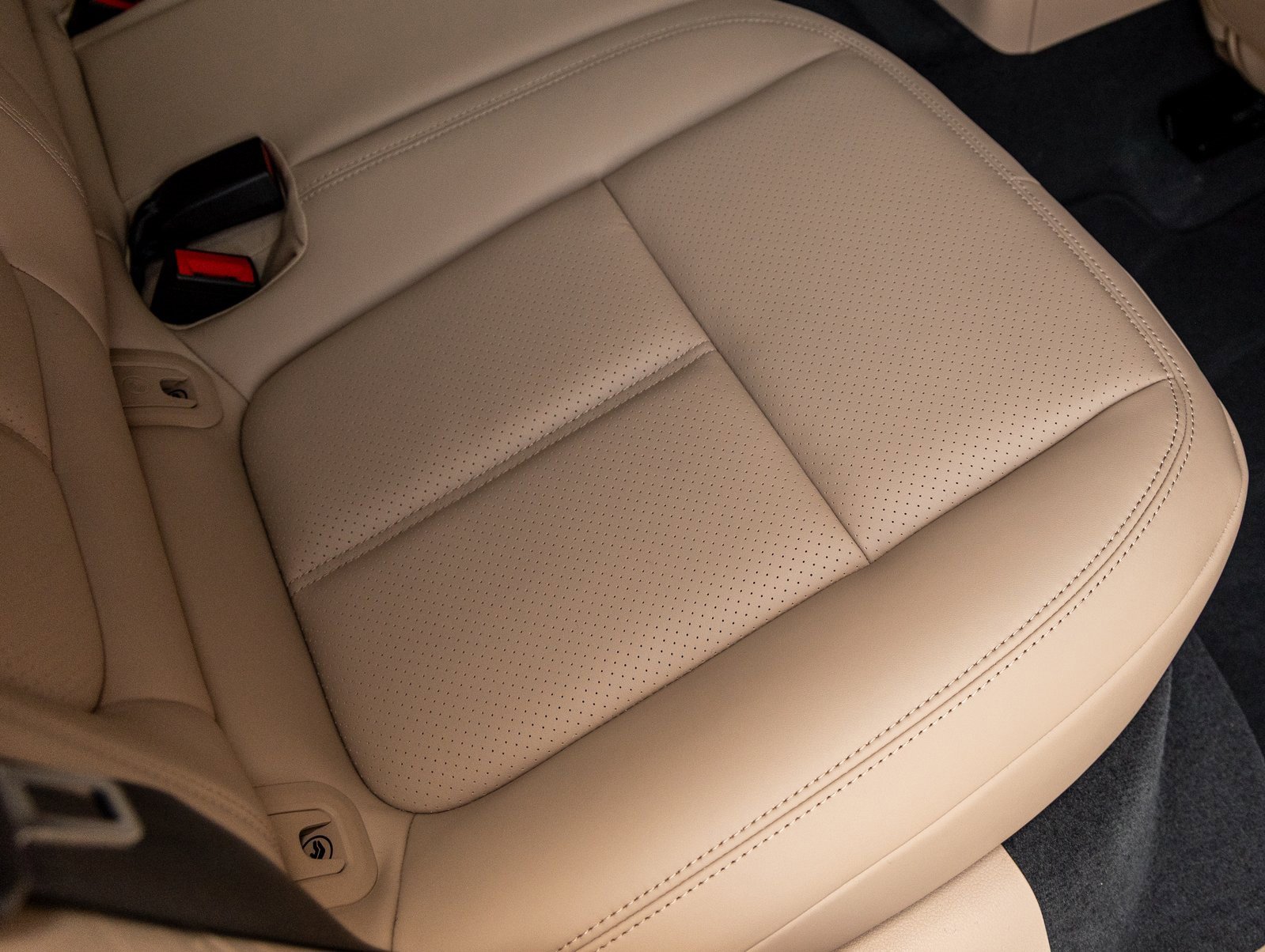 Used 2025 Porsche Macan image 35