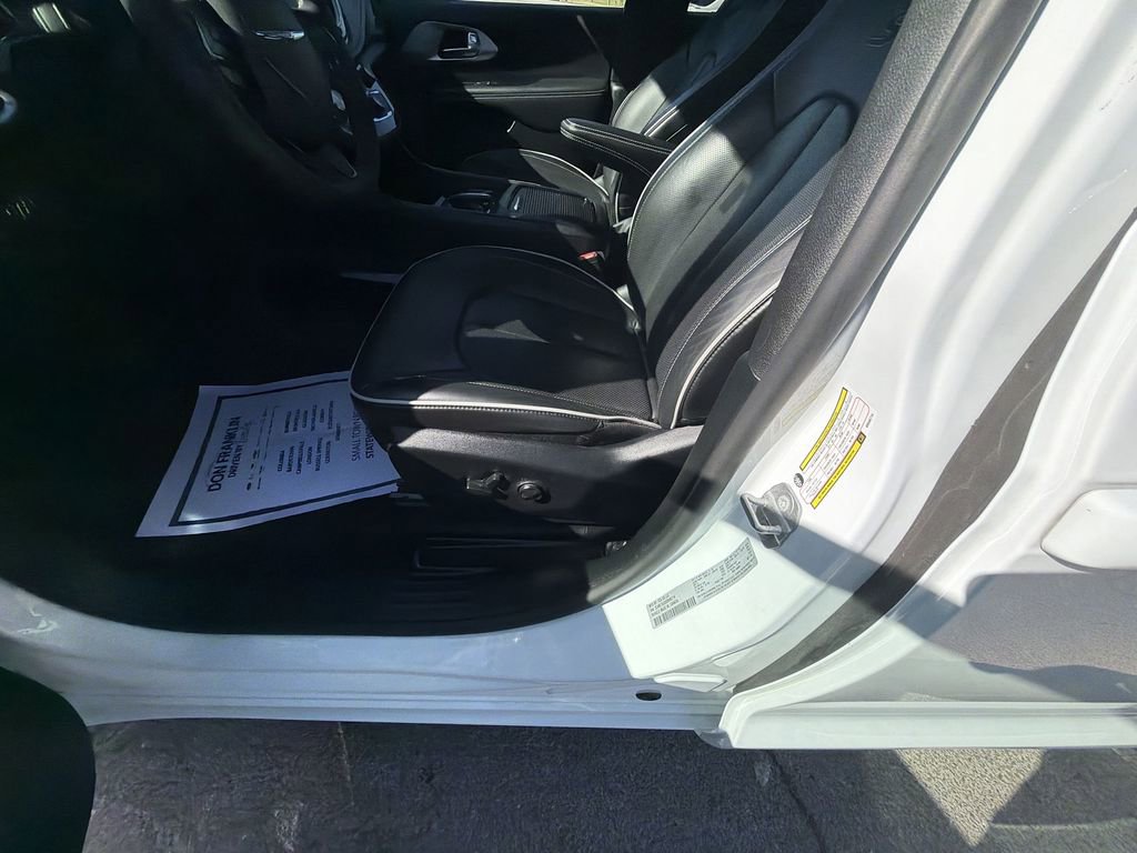 Used 2025 Chrysler Pacifica Limited FWD image 12
