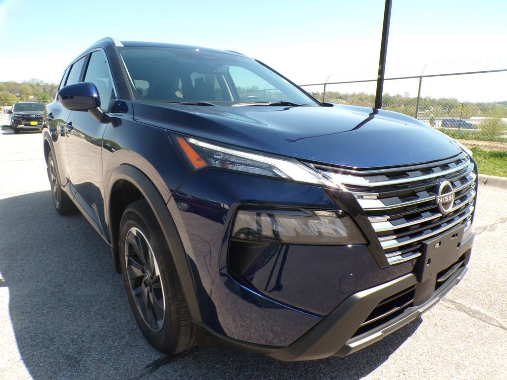 Used 2024 Nissan Rogue SV w/ SV Premium Package image 6