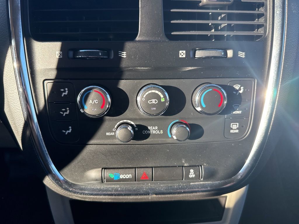 Used 2017 Dodge Grand Caravan SE image 19