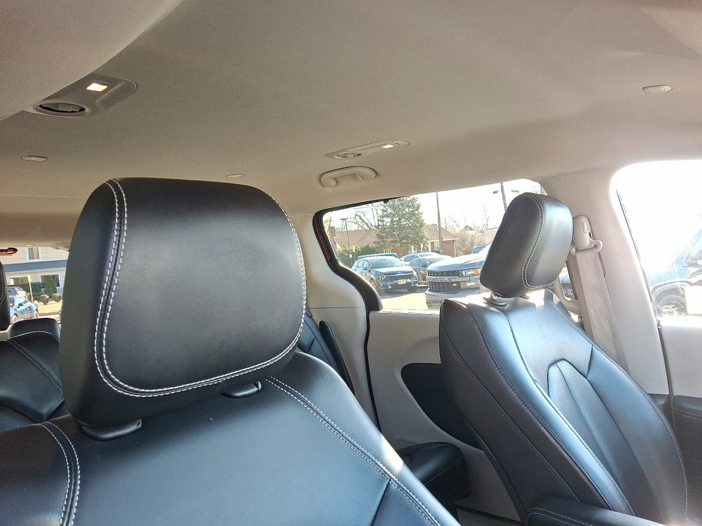 Certified 2023 Chrysler Pacifica Touring-L image 12