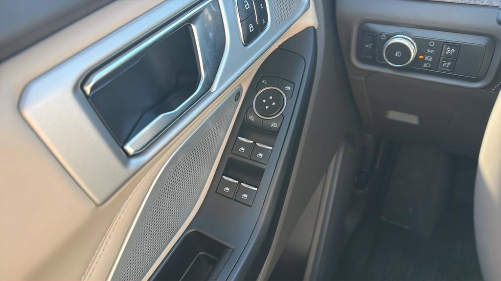 Used 2020 Ford Explorer Platinum w/ Premium Technology Package image 11