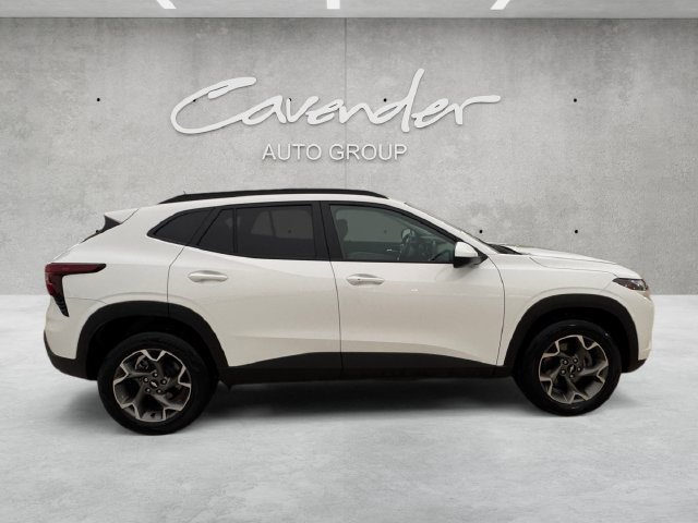 Used 2025 Chevrolet Trax LT w/ Driver Confidence Package FWD image 17