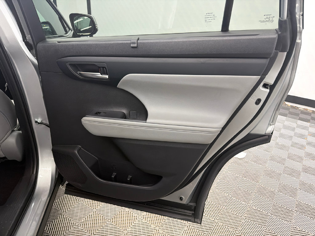 Used 2024 Toyota Highlander XLE FWD image 17