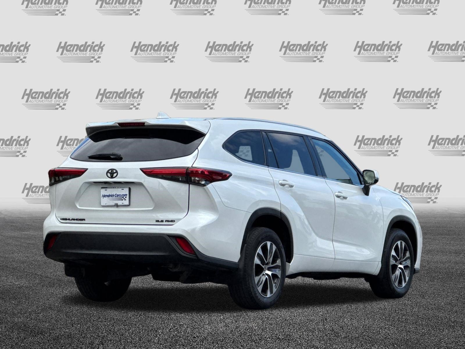Used 2022 Toyota Highlander XLE AWD/4WD image 5