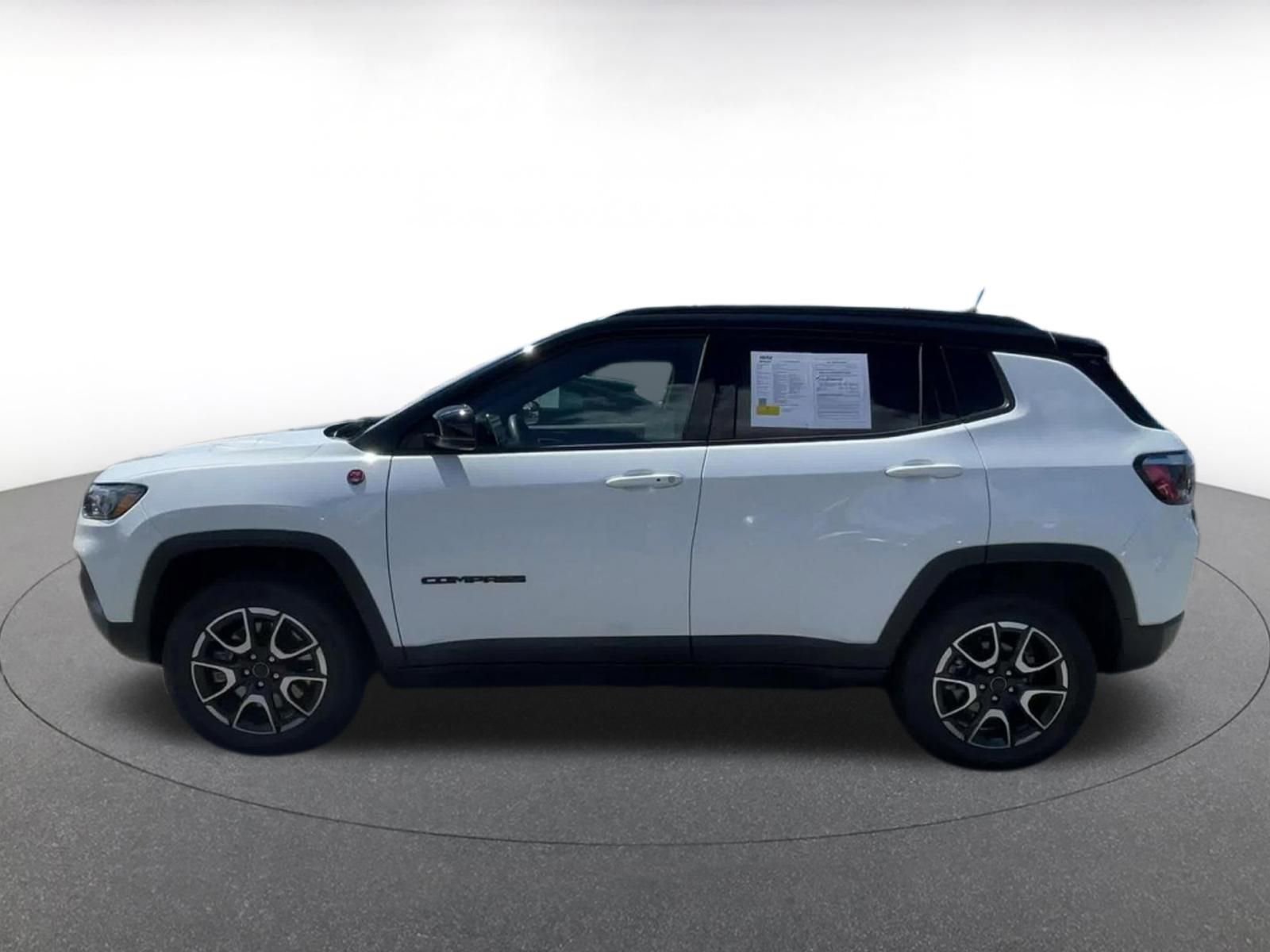 Used 2025 Jeep Compass Trailhawk image 9