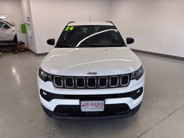 Used 2024 Jeep Compass Latitude AWD/4WD image 2
