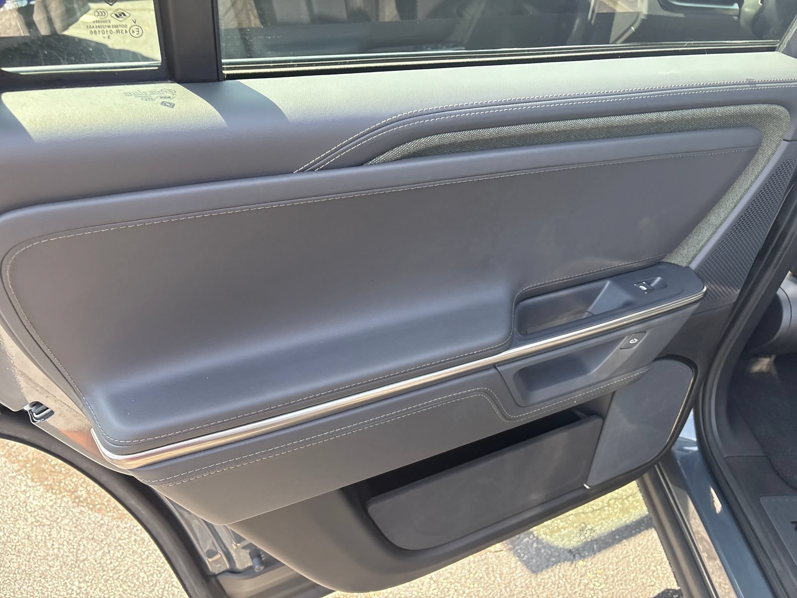 Used 2025 Rivian R1S Adventure Dual AWD/4WD image 44