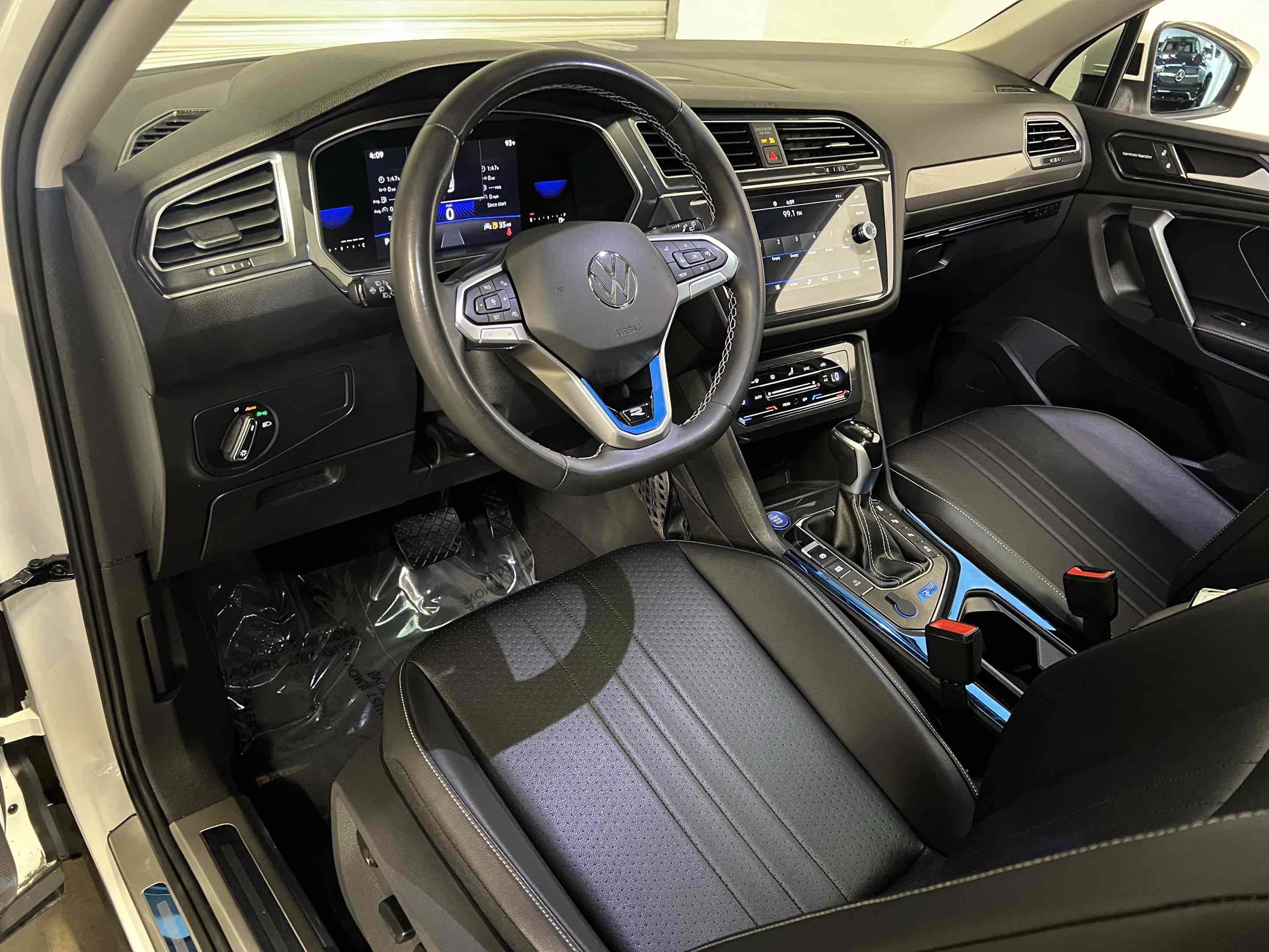 Used 2023 Volkswagen Tiguan SE w/ Panoramic Sunroof Package image 5