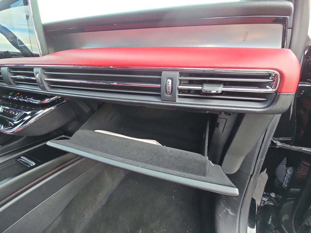 Used 2025 Lincoln Corsair Reserve image 17