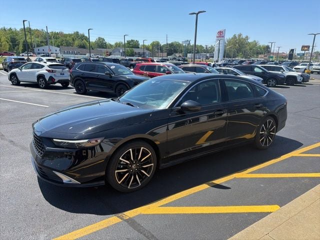 Used 2023 Honda Accord Touring image 2