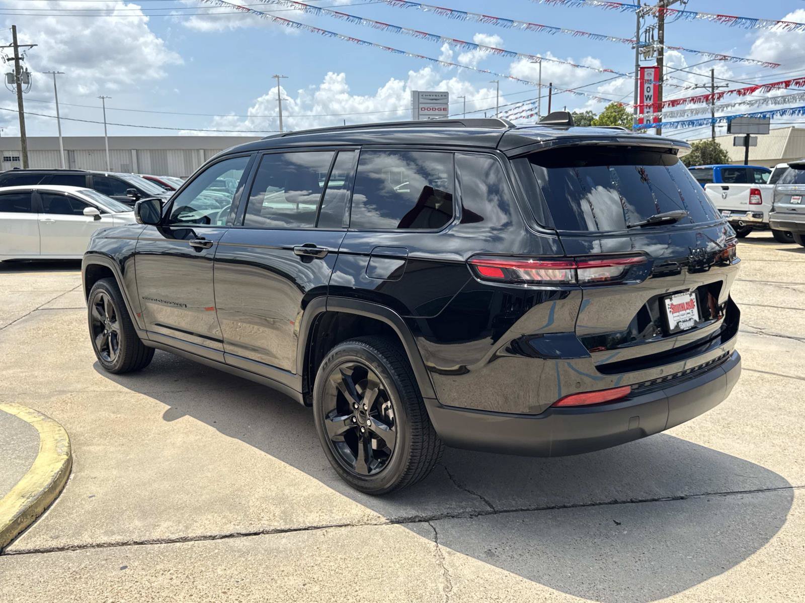 Used 2023 Jeep Grand Cherokee L Laredo RWD image 5