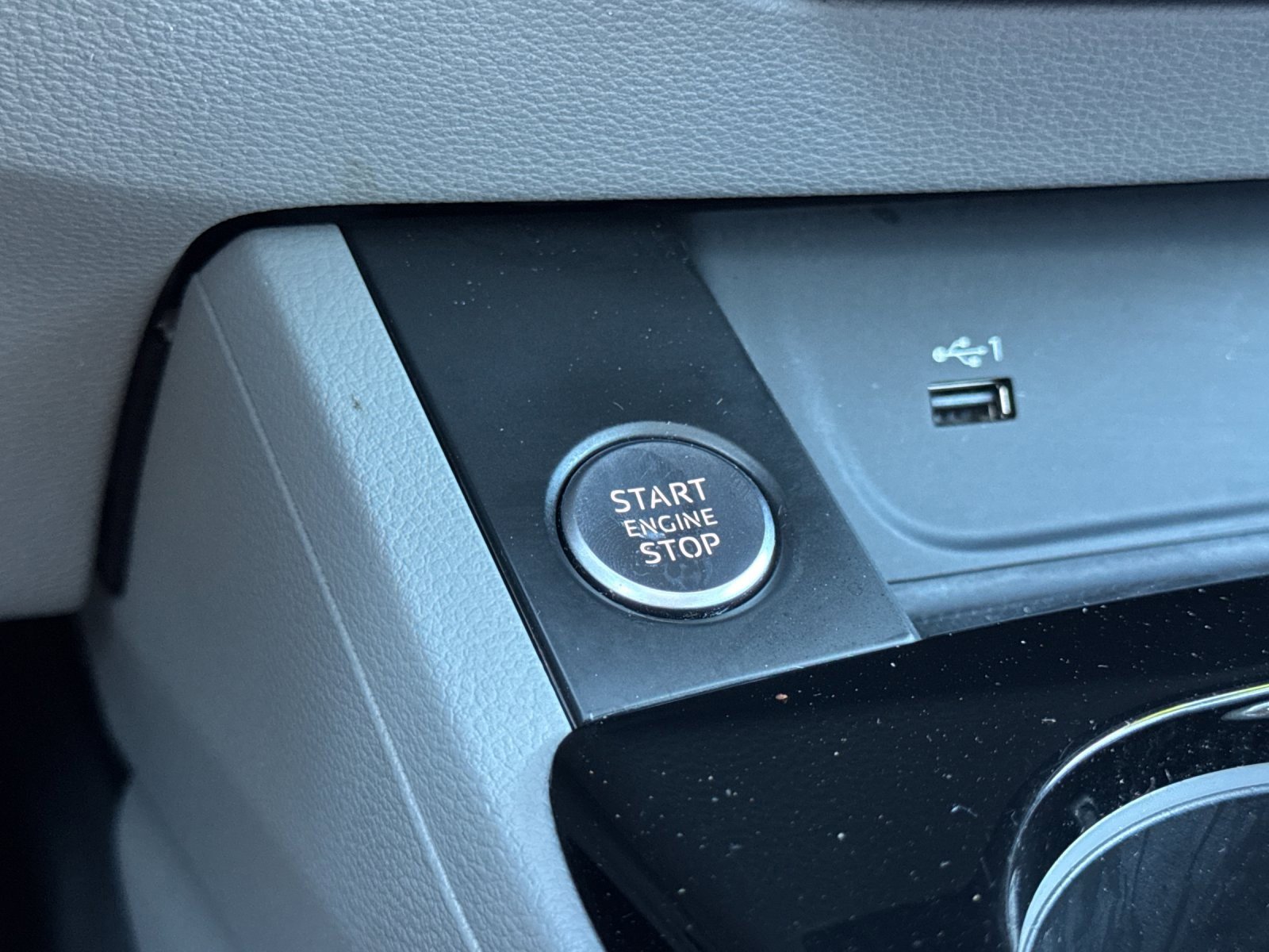 Used 2022 Audi A4 2.0T Premium w/ Convenience Package image 21