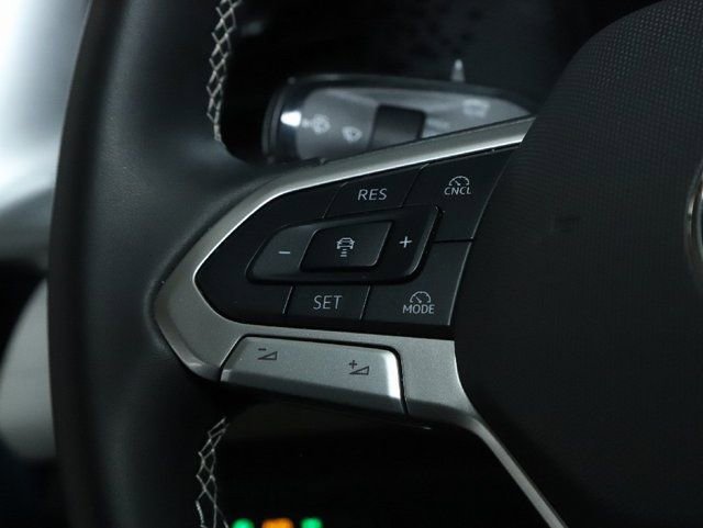 Used 2025 Volkswagen Tiguan SE AWD/4WD image 22