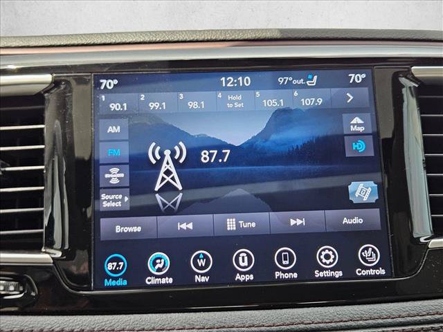 Used 2019 Chrysler Pacifica Limited w/ Tire & Wheel Group FWD image 11
