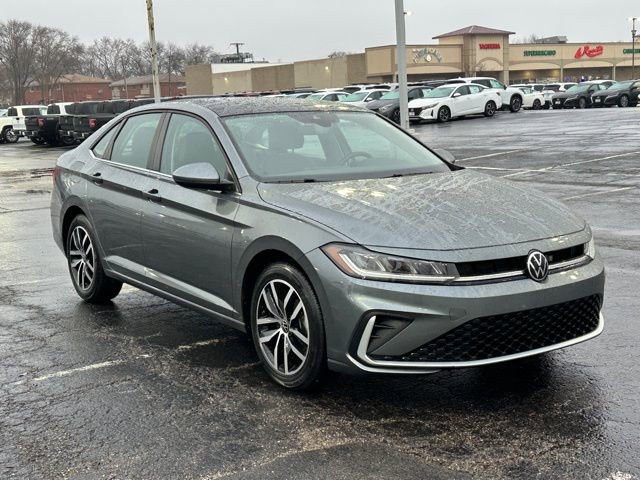 Used 2025 Volkswagen Jetta SE image 3