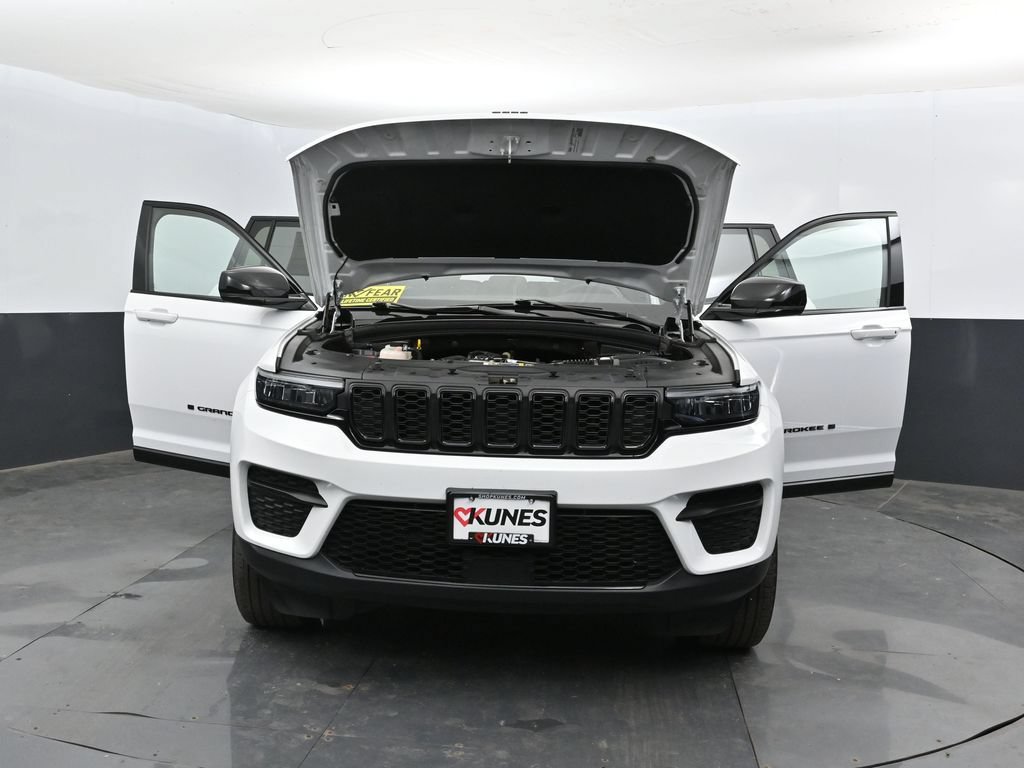 Used 2025 Jeep Grand Cherokee Altitude AWD/4WD image 49