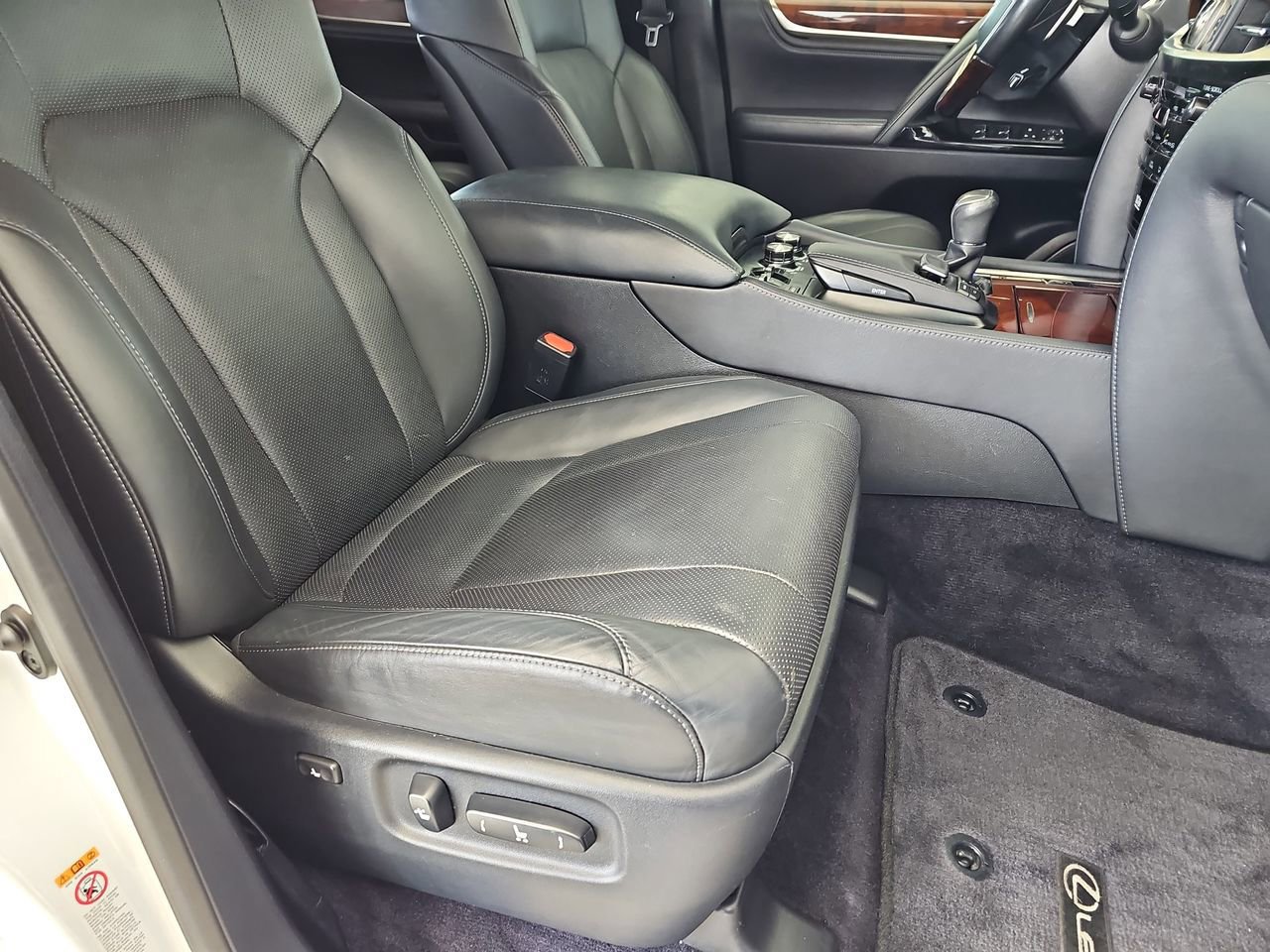 Used 2016 Lexus LX 570 4WD w/ Luxury Package image 13