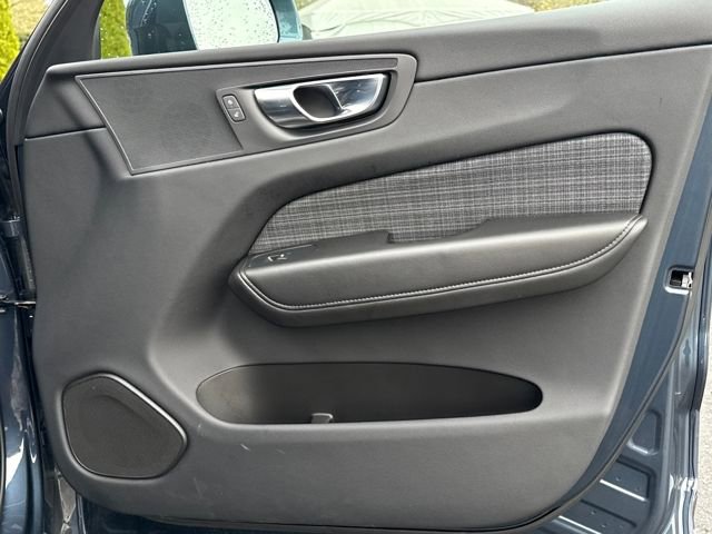 Used 2022 Volvo XC60 B5 Momentum image 26