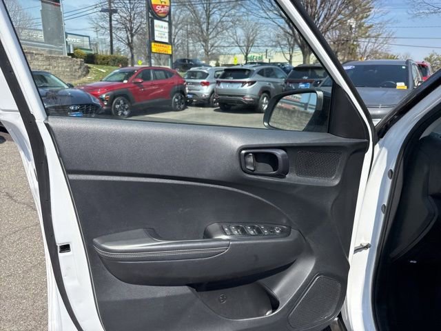 Used 2023 Hyundai Venue Limited image 35