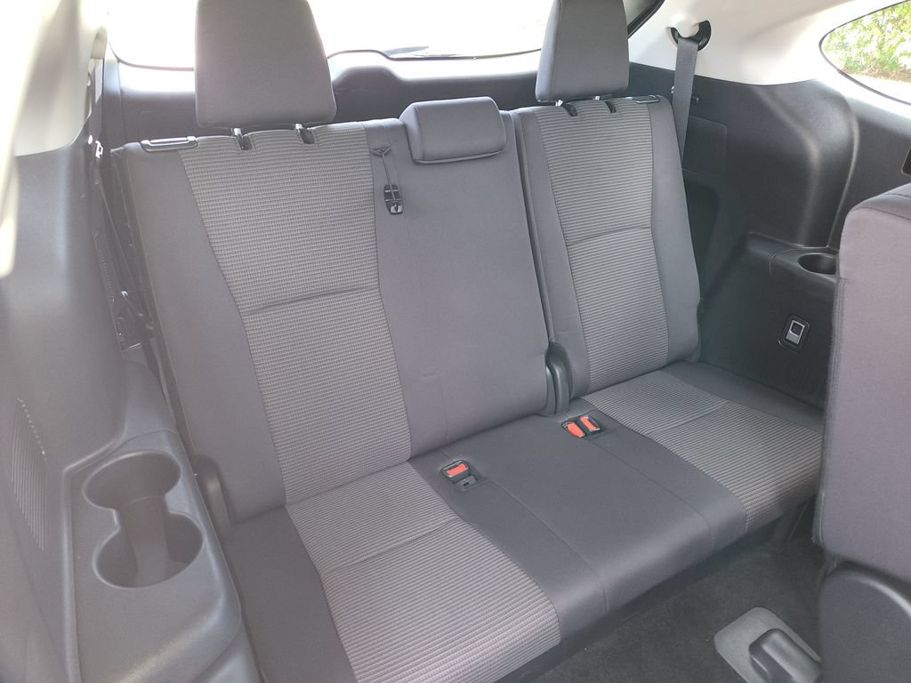 Used 2025 Toyota Highlander LE FWD image 15