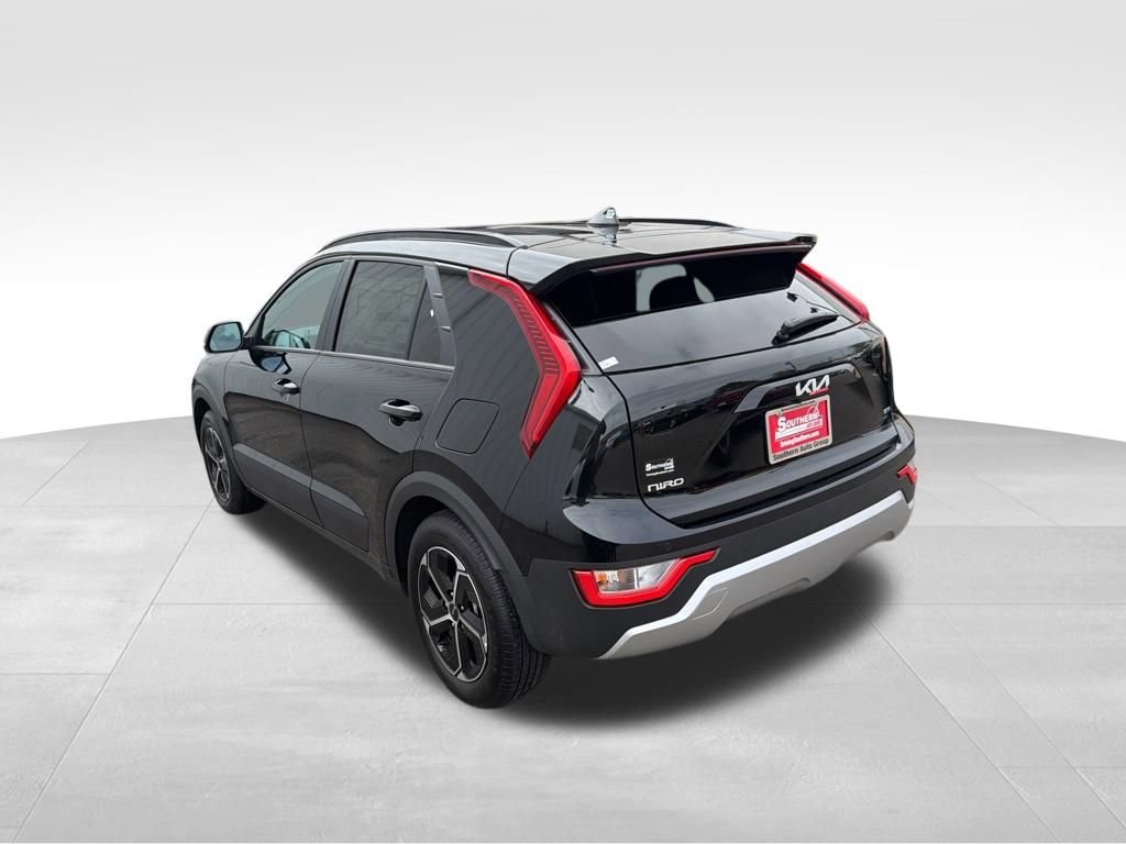 Certified 2025 Kia Niro EX image 3