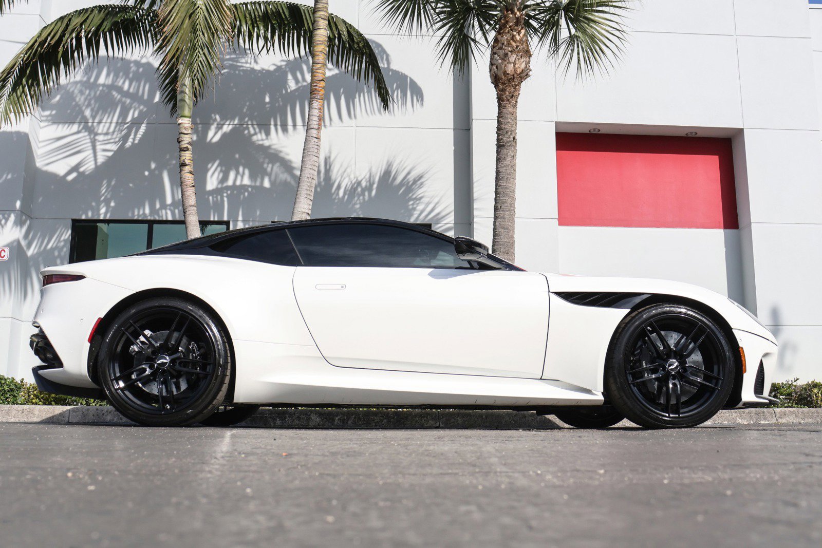 Used 2019 Aston Martin DBS Superleggera RWD image 9