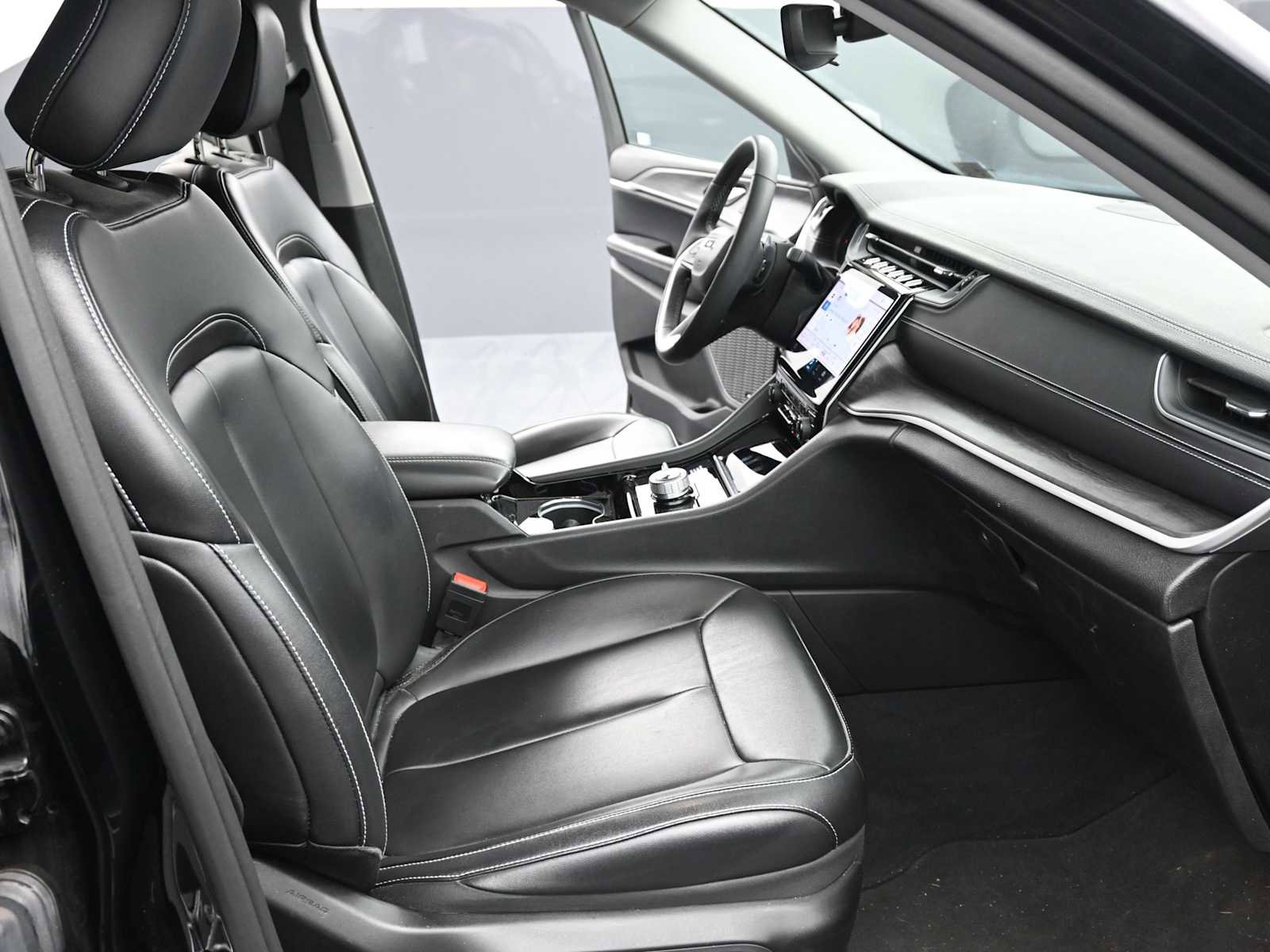 Used 2023 Jeep Grand Cherokee Limited w/ Black Appearance Package image 15