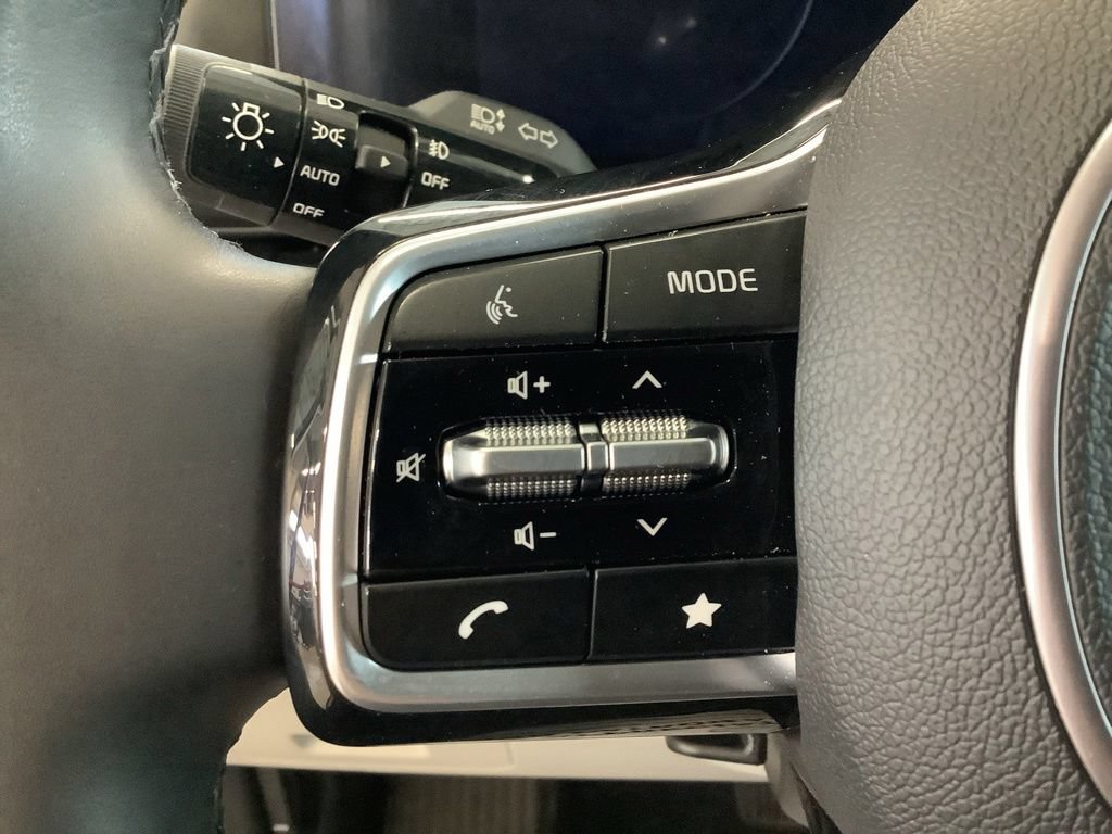 Certified 2024 Kia Carnival SX FWD image 31