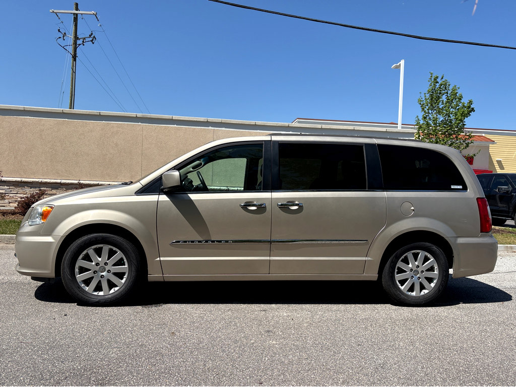 Used 2015 Chrysler Town & Country Touring w/ Driver Convenience Group FWD image 28