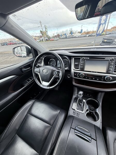 Used 2019 Toyota Highlander XLE AWD/4WD image 25