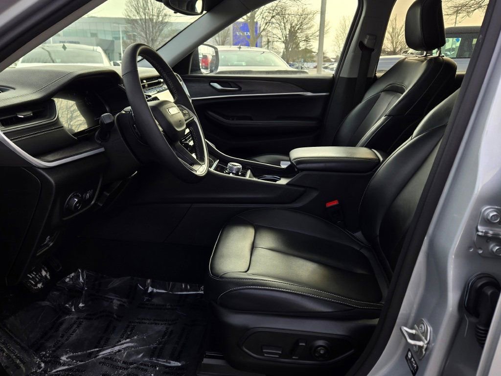 Used 2024 Jeep Grand Cherokee Limited w/ Black Appearance Package image 21