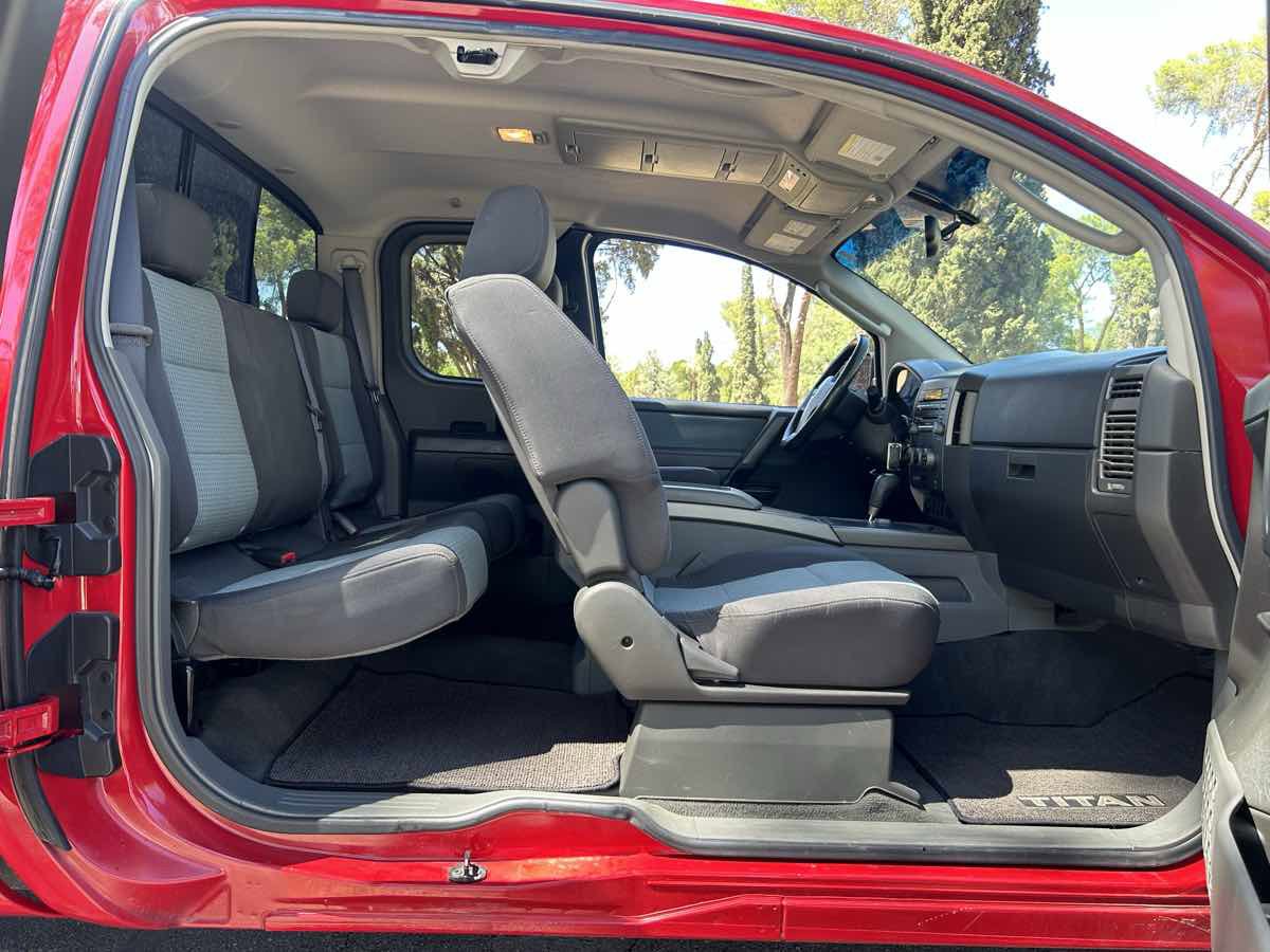 Used 2005 Nissan Titan SE image 24