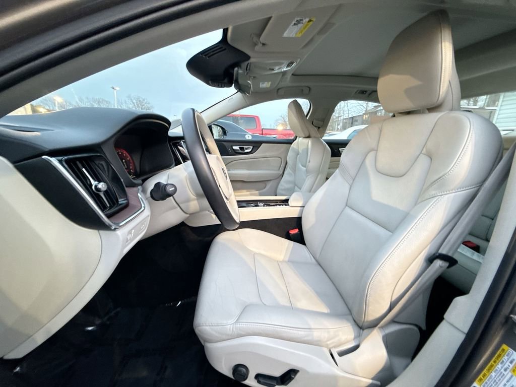 Used 2021 Volvo S60 T5 Momentum w/ Premium Package image 13
