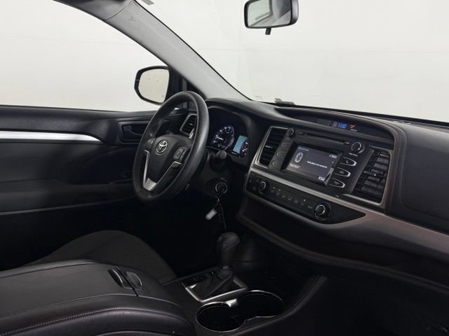 Used 2016 Toyota Highlander LE FWD image 12