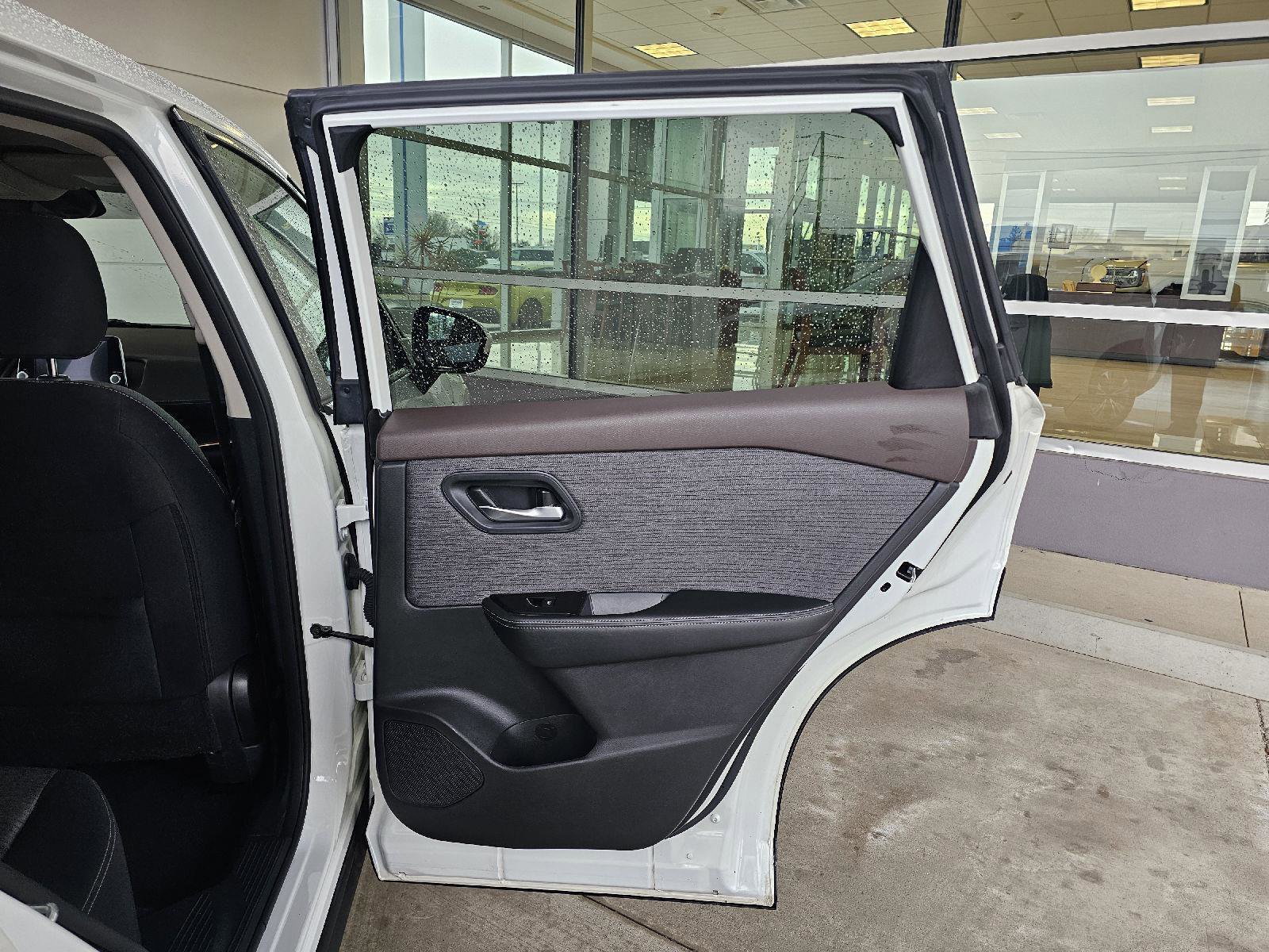 Used 2023 Nissan Rogue SV image 13